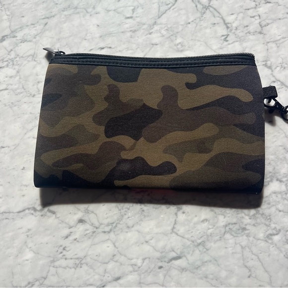 Haute Shore ShowOff women’s cross-body bag and wristlet. Removable strap. - Picture 6 of 9